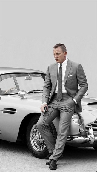 Как Daniel Craig носит Серый костюм, Белая классическая рубашка, Черные кожаные туфли дерби, Темно-серый шерстяной галстук