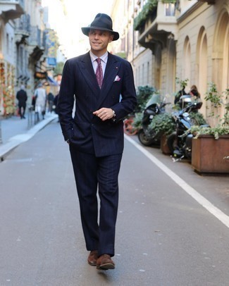 С чем носить шляпу мужчине в деловом стиле: Темно-синий костюм в вертикальную полоску и шляпа — прекрасный выбор, если ты хочешь создать раскованный, но в то же время стильный мужской лук. Не прочь привнести в этот наряд нотку классики? Тогда в качестве обуви к этому луку, стоит выбрать темно-коричневые замшевые туфли дерби.