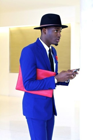 Модный лук: синий костюм, белая классическая рубашка, черная шерстяная шляпа, черный галстук