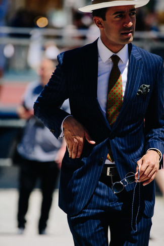 С чем носить оливковый галстук с принтом мужчине в теплую погоду в деловом стиле: Темно-синий костюм в вертикальную полоску в паре с оливковым галстуком с принтом поможет создать стильный и привлекательный лук.