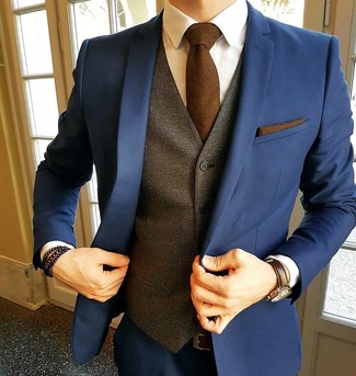 С чем носить коричневый кожаный ремень мужчине осень в деловом стиле: Темно-синий костюм и коричневый кожаный ремень позволят составить нескучный и модный лук. Думается, это суперский выбор для осенней погоды.