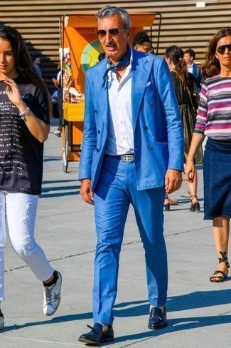 С чем носить темно-синюю бандану за 50 лет мужчине в теплую погоду: Синий костюм и темно-синяя бандана — отличный вариант, если ты ищешь расслабленный, но в то же время стильный мужской образ. Хочешь сделать ансамбль немного элегантнее? Тогда в качестве обуви к этому луку, обрати внимание на темно-синие кожаные лоферы с кисточками.