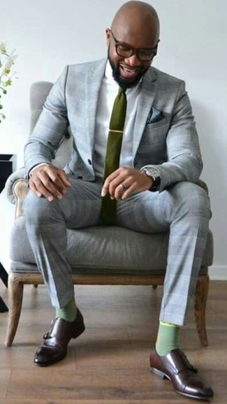 С чем носить бело-зеленые носки в 30 лет мужчине в деловом стиле: Серый костюм в шотландскую клетку и бело-зеленые носки — обязательные составляющие в гардеробе парней с чувством стиля. Не прочь добавить сюда немного классики? Тогда в качестве обуви к этому ансамблю, стоит обратить внимание на темно-коричневые кожаные монки с двумя ремешками.