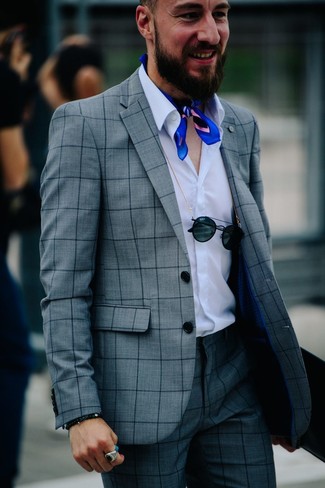 С чем носить темно-синюю бандану мужчине в стиле смарт-кэжуал: Примерь сочетание серого костюма в клетку и темно-синей банданы, и ты получишь модный непринужденный мужской образ, который подходит на каждый день.