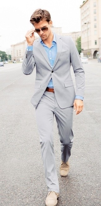 Модный лук: серый костюм, голубая рубашка с длинным рукавом, бежевые замшевые ботинки дезерты, коричневый кожаный ремень