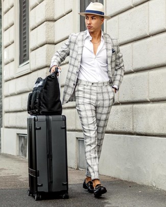 С чем носить серый чемодан мужчине в теплую погоду: Если в одежде ты ценишь удобство и практичность, обрати внимание на сочетание серого костюма в шотландскую клетку и серого чемодана. Любишь экспериментировать? Закончи образ черными кожаными лоферами.