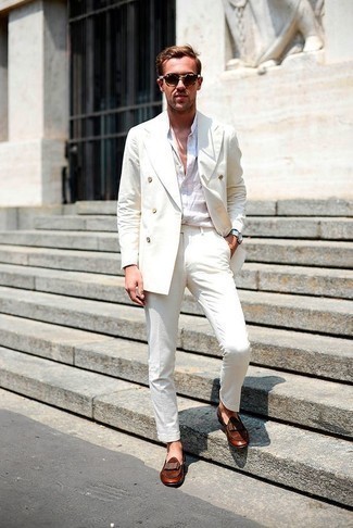 Модный лук: белый костюм, белая льняная рубашка с длинным рукавом, коричневые кожаные лоферы, коричневые солнцезащитные очки