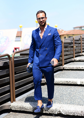 Какие рубашки с длинным рукавом носить с синим костюмом в 30 лет лето в деловом стиле: Синий костюм в паре с рубашкой с длинным рукавом поможет воплотить строгий деловой стиль. Темно-синие замшевые лоферы с кисточками становятся хорошим дополнением к твоему образу. Справляться с невозможным летним зноем в такой одежде будет гораздо легче.
