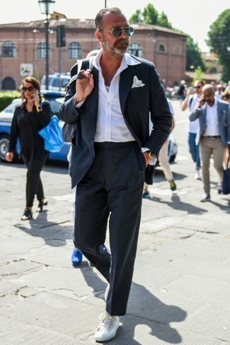 С чем носить оливковые солнцезащитные очки за 50 лет мужчине: Темно-синий костюм и оливковые солнцезащитные очки — неотъемлемые вещи в гардеробе мужчин с чувством стиля. Что касается обуви, белые низкие кеды из плотной ткани — наиболее выигрышный вариант.
