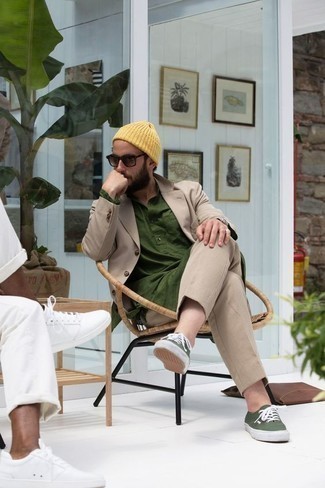 С чем носить желтую шапку в 30 лет мужчине: Светло-коричневый костюм и желтая шапка будет прекрасным вариантом для расслабленного лука на каждый день. Очень органично здесь будут смотреться оливковые низкие кеды из плотной ткани.
