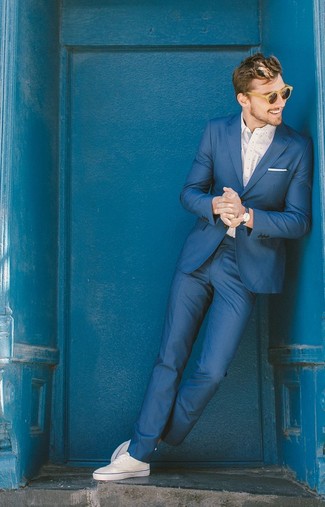 С чем носить горчичные солнцезащитные очки мужчине: Образ из синего костюма и горчичных солнцезащитных очков поможет создать необычный мужской лук в стиле casual. Вместе с этим ансамблем выгодно будут смотреться белые плимсоллы.