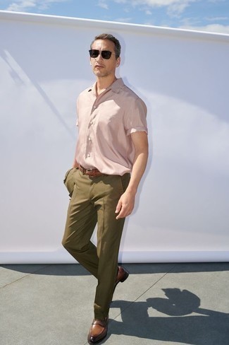 С чем носить розовую рубашку мужчине: Розовая рубашка и оливковый костюм — великолепный вариант для мероприятия в фешенебельном заведении. Закончив лук коричневыми кожаными лоферами, получим занятный результат.