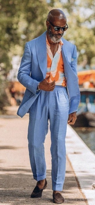С чем носить темно-коричневые лоферы мужчине в стиле смарт-кэжуал: Любишь выглядеть солидно? Тогда дуэт голубого костюма и оранжевой рубашки с коротким рукавом с принтом создано для тебя. Темно-коричневые лоферы добавят образу утонченности.