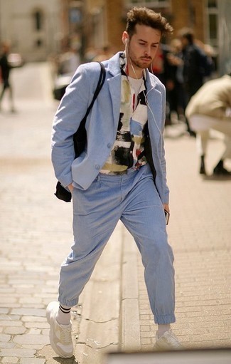 С чем носить голубой костюм в 30 лет в теплую погоду в стиле смарт-кэжуал: Голубой костюм и белая рубашка с коротким рукавом с принтом — неотъемлемые вещи в гардеробе парней с хорошим вкусом в одежде. Ты сможешь легко адаптировать такой образ к повседневным нуждам, закончив его бежевыми кроссовками.