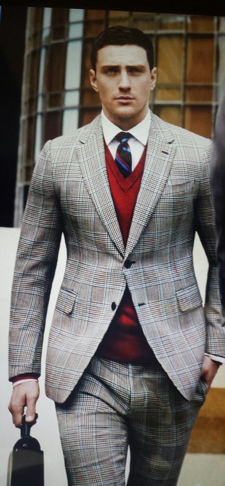 Как носить классическую рубашку с свитером с v-образным вырезом в 30 лет мужчине: Свитер с v-образным вырезом в сочетании с классической рубашкой позволит создать стильный, и в то же время мужественный лук.