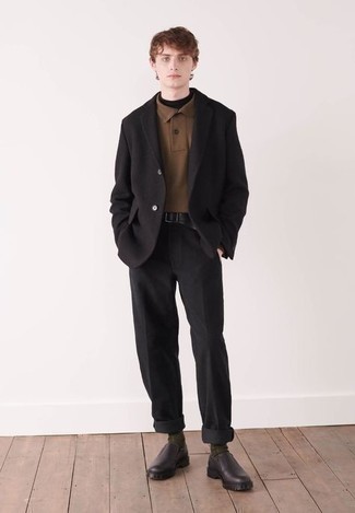 С чем носить коричневые лоферы подросткам мужчине в деловом стиле: Сочетание черного костюма и коричневого свитера с воротником поло позволит создать стильный и мужественный образ. Коричневые лоферы создадут легкое настроение.