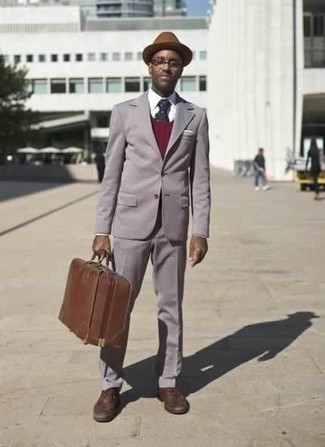 С чем носить темно-коричневую шляпу мужчине в деловом стиле: Сделай ставку на простоту и практичность в сером костюме и темно-коричневой шляпе.