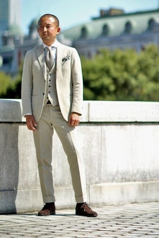Модный лук: бежевый костюм-тройка, белая классическая рубашка, темно-коричневые замшевые ботинки дезерты, серый галстук