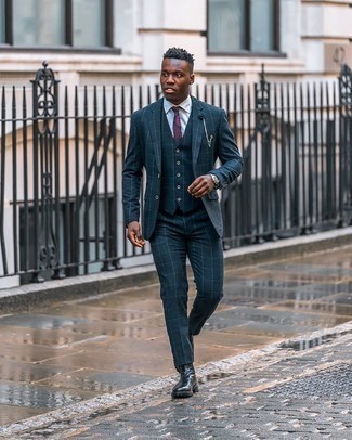 С чем носить пурпурный галстук в 20 лет мужчине в деловом стиле: Темно-синий костюм-тройка в клетку в сочетании с пурпурным галстуком поможет составить модный и в то же время элегантный ансамбль. Ты можешь легко приспособить такой лук к повседневным делам, надев черными кожаными ботинками челси.