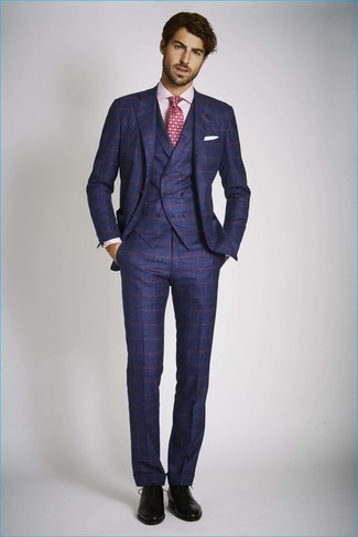 С чем носить темно-красный галстук с принтом в 30 лет мужчине в деловом стиле: Несмотря на то, что этот лук выглядит достаточно выдержанно, сочетание темно-синего костюма-тройки в клетку и темно-красного галстука с принтом неизменно нравится стильным мужчинам, а также покоряет дамские сердца. Ты сможешь легко адаптировать такой образ к повседневным делам, завершив его черными кожаными брогами.