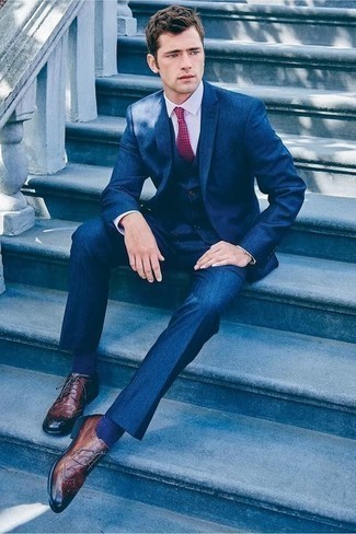 С чем носить темно-пурпурный галстук мужчине: Темно-синий костюм-тройка и темно-пурпурный галстук — идеальный вариант для светского мероприятия. Такой лук легко адаптировать к повседневным условиям городской жизни, если надеть в тандеме с ним коричневые кожаные броги.