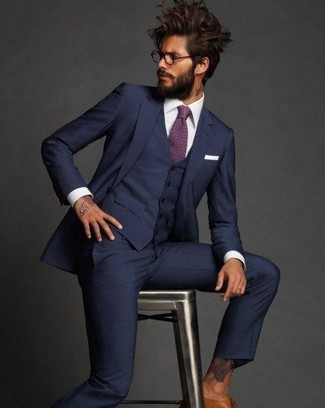 С чем носить светло-фиолетовый галстук в 30 лет мужчине: Темно-синий костюм-тройка в сочетании со светло-фиолетовым галстуком поможет исполнить строгий деловой стиль. Дополнив лук светло-коричневыми кожаными брогами, можно привнести в него динамичность.