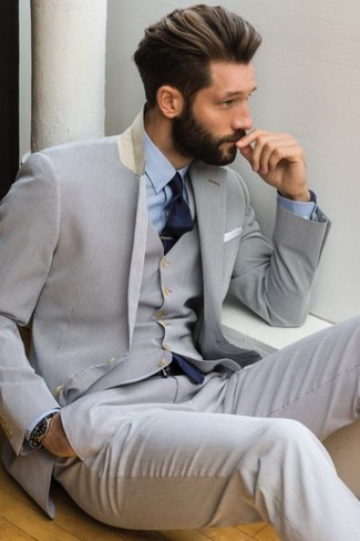 Модный лук: серый костюм-тройка, голубая классическая рубашка, темно-синий галстук, белый нагрудный платок