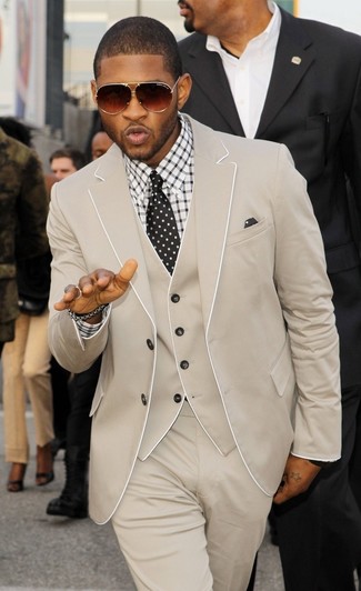 Как Usher носит Бежевый костюм-тройка, Бело-черная классическая рубашка в клетку, Черно-белый галстук в горошек, Черно-белый нагрудный платок в горошек