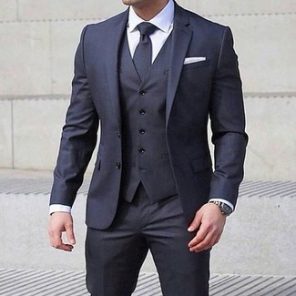 С чем носить темно-серый галстук в 30 лет мужчине в деловом стиле: Несмотря на то, что этот лук весьма классический, сочетание темно-серого костюма-тройки и темно-серого галстука всегда будет по вкусу стильным мужчинам, непременно пленяя при этом сердца дам.