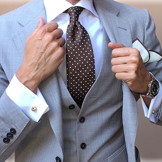 Модный лук: серый костюм-тройка, белая классическая рубашка, темно-коричневый галстук в горошек, белый нагрудный платок