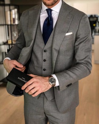 С чем носить темно-синий шелковый галстук мужчине в деловом стиле: Сочетание серого костюма-тройки и темно-синего шелкового галстука позволит создать модный и привлекательный ансамбль.