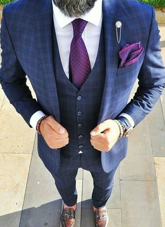 С чем носить темно-пурпурный галстук мужчине: Несмотря на то, что этот образ выглядит достаточно сдержанно, сочетание темно-синего костюма-тройки в клетку и темно-пурпурного галстука всегда будет нравиться стильным молодым людям, но также покоряет при этом сердца дамского пола. Чтобы образ не получился слишком претенциозным, можешь надеть коричневые кожаные лоферы.