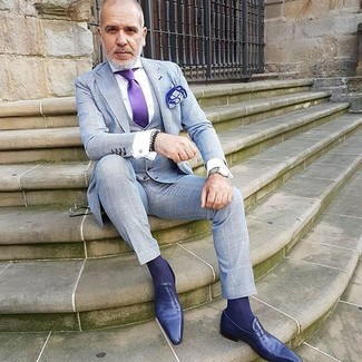 С чем носить темно-пурпурный галстук за 50 лет мужчине в деловом стиле: Несмотря на то, что это довольно-таки консервативный лук, дуэт серого костюма-тройки в клетку и темно-пурпурного галстука всегда будет выбором современных джентльменов, покоряя при этом сердца прекрасных дам. Любишь смелые сочетания? Закончи свой образ фиолетовыми кожаными лоферами.