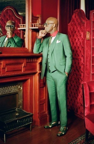 С чем носить зеленый галстук с принтом за 50 лет мужчине в теплую погоду: Сочетание зеленого костюма-тройки и зеленого галстука с принтом позволит воплотить элегантный мужской стиль. Такой лук легко приспособить к повседневным нуждам, если надеть в тандеме с ним зеленые кожаные лоферы.