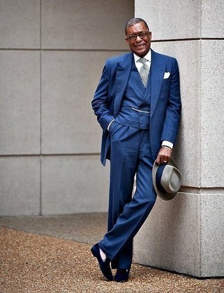 С чем носить серую шляпу за 50 лет мужчине: Синий костюм-тройка и серая шляпа — беспроигрышный выбор, если ты хочешь создать лёгкий, но в то же время стильный мужской лук. Если тебе нравится применять в своих ансамблях разные стили, на ноги можно надеть темно-синие бархатные лоферы.