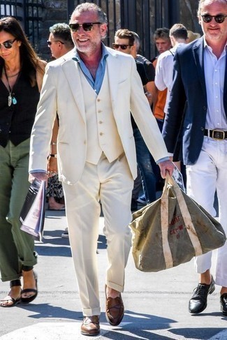 С чем носить оливковые солнцезащитные очки за 50 лет мужчине: Белый костюм-тройка в паре с оливковыми солнцезащитными очками — великолепный вариант для создания мужского образа в стиле элегантной повседневности. Если ты не боишься сочетать в своих луках разные стили, из обуви можешь надеть коричневые кожаные лоферы.