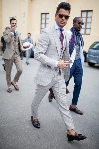 С чем носить фиолетовый галстук с "огурцами" в 30 лет мужчине в теплую погоду: Несмотря на то, что это довольно сдержанный лук, дуэт серого костюма-тройки в шотландскую клетку и фиолетового галстука с "огурцами" неизменно нравится стильным мужчинам, а также пленяет дамские сердца. Если сочетание несочетаемого импонирует тебе не меньше, чем безвременная классика, закончи свой лук темно-пурпурными кожаными лоферами с кисточками.