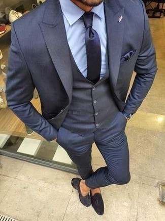 С чем носить темно-синий нагрудный платок лето: Темно-синий костюм-тройка и темно-синий нагрудный платок — прекрасный выбор, если ты ищешь расслабленный, но в то же время стильный мужской образ. Думаешь сделать ансамбль немного элегантнее? Тогда в качестве обуви к этому луку, стоит обратить внимание на темно-синие замшевые лоферы с кисточками. Переносить невозможный июльский зной определенно легче, если на тебе подобное сочетание.