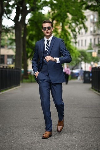 С чем носить темно-сине-белый галстук в 20 лет мужчине лето: Темно-синий костюм-тройка и темно-сине-белый галстук — отличный вариант для мероприятия в фешенебельном заведении. Ты сможешь легко приспособить такой лук к повседневным делам, надев табачными кожаными монками с двумя ремешками. Вышел прекрасный вариант на лето.