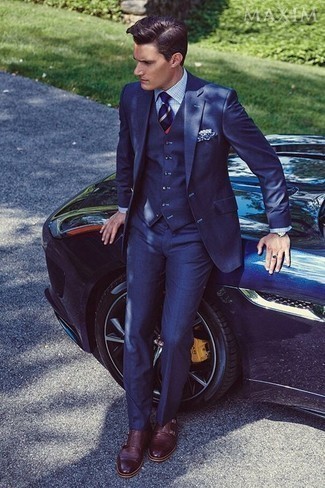 С чем носить темно-синий галстук в горизонтальную полоску мужчине в деловом стиле: Несмотря на то, что это классический образ, тандем темно-синего костюма-тройки и темно-синего галстука в горизонтальную полоску является постоянным выбором стильных мужчин, неизменно покоряя при этом дамские сердца. Поклонники незаезженных сочетаний могут закончить лук темно-красными кожаными монками с двумя ремешками.