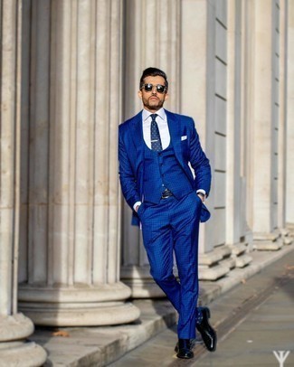 С чем носить темно-сине-белый галстук в горошек мужчине лето: Синий костюм-тройка в клетку в паре с темно-сине-белым галстуком в горошек поможет создать модный классический ансамбль. Ты можешь легко приспособить такой ансамбль к повседневным реалиям, надев черными кожаными монками с двумя ремешками. Такой лук обязательно будет у тебя одним из самых любимых в жаркие солнечные деньки.