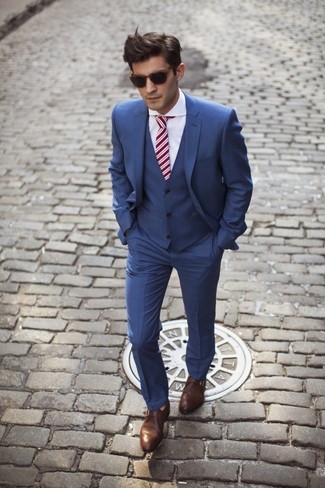 С чем носить красный галстук в вертикальную полоску мужчине: Синий костюм-тройка и красный галстук в вертикальную полоску — великолепный выбор для выхода в свет. Создать интересный контраст с остальными вещами из этого образа помогут коричневые кожаные монки с двумя ремешками.