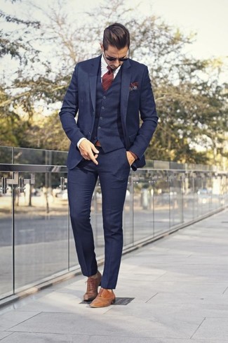 С чем носить галстук в вертикальную полоску мужчине: Темно-синий костюм-тройка и галстук в вертикальную полоску — олицетворение элегантного мужского стиля в одежде. В паре со светло-коричневыми кожаными оксфордами весь образ смотрится очень динамично.