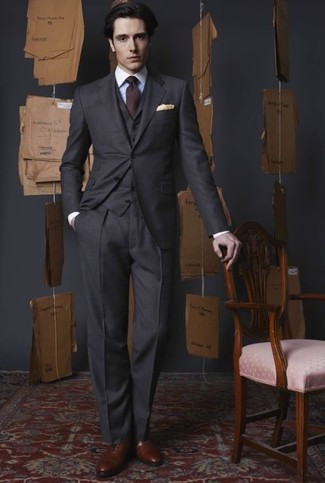 Модный лук: темно-серый костюм-тройка, белая классическая рубашка, коричневые кожаные оксфорды, темно-красный галстук