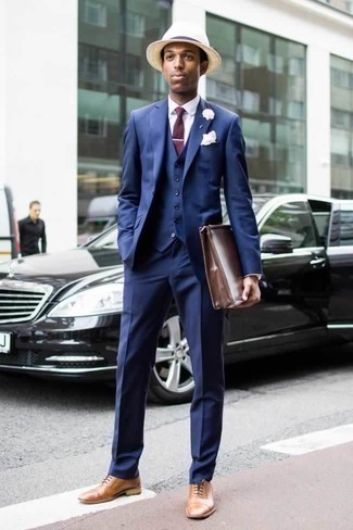 С чем носить темно-красный галстук в 20 лет мужчине: Синий костюм-тройка и темно-красный галстук помогут создать утонченный мужской образ. Смелые мужчины завершат лук светло-коричневыми кожаными оксфордами.