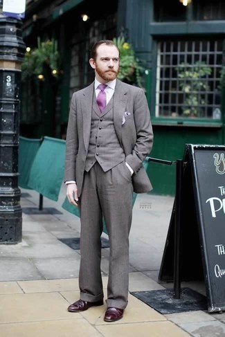 С чем носить пурпурный галстук в 30 лет мужчине: Серый костюм-тройка и пурпурный галстук — хороший выбор для светского мероприятия. Пара темно-красных кожаных оксфордов добавит облику легкой небрежности и дерзости.