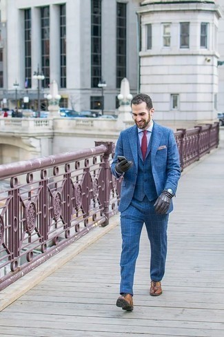 С чем носить серые кожаные перчатки мужчине в теплую погоду: Сочетание синего костюма-тройки и серых кожаных перчаток — отличный пример современного стиля в большом городе. Любишь экспериментировать? Дополни образ светло-коричневыми кожаными оксфордами.