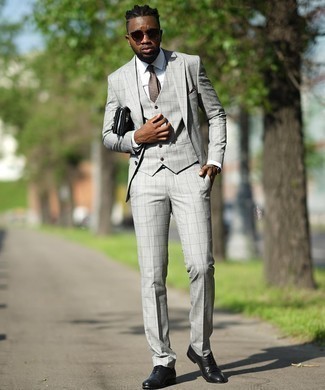 Как носить серый костюм-тройку с черными кожаными оксфордами в деловом стиле: Серый костюм-тройка и белая классическая рубашка позволят создать незабываемый мужской образ. Что касается обуви, черные кожаные оксфорды — самый приемлимый вариант.