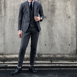 С чем носить черный галстук в 30 лет мужчине в деловом стиле: Комбо из темно-серого костюма-тройки в вертикальную полоску и черного галстука — отличный пример делового городского стиля. Если подобный образ кажется тебе слишком дерзким, уравновесь его черными кожаными оксфордами.