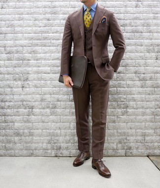 С чем носить желтый галстук с принтом в 30 лет мужчине: Коричневый костюм-тройка и желтый галстук с принтом — отличный выбор для светского мероприятия. Любишь дерзкие сочетания? Заверши свой образ темно-коричневыми кожаными оксфордами.